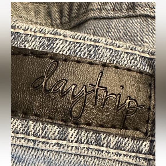 Daytrip Leo Distressed Jeans Size 27 Stretch Low Rise Straight Medium Wash - Picture 8 of 14